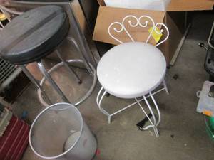 lot 314 image: 2 Stools and a metal trash bin