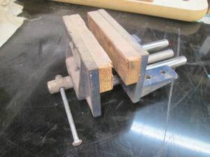 lot 194 image: Under bench mount 4 shop vise