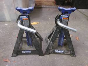 lot 200 image: Pair of Kobalt 3 ton jack stands