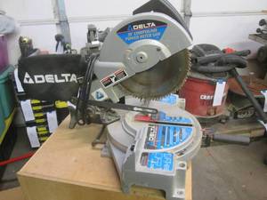 lot 1 image: Delta 10 compound power miter saw