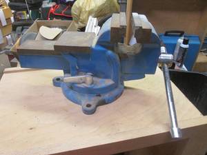 lot 2 image: 4 bench vise with swivel base