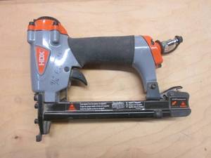 lot 29 image: HDX 916 fine wire stapler