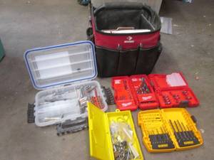 lot 33 image: Husky tool bag full of misc