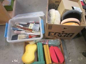 lot 292 image: Assortment of buffing pads, paint brushes and sponges