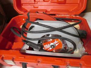lot 210 image: Milwaukee electric circular saw