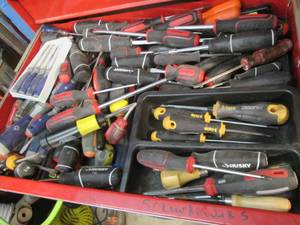 lot 231 image: Box containing a large assortment of screwdrivers