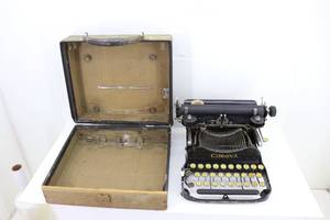 lot 7 image: Corona Typewriter