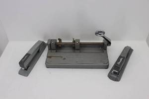 lot 17 image: Vintage Staples & Hole Punch