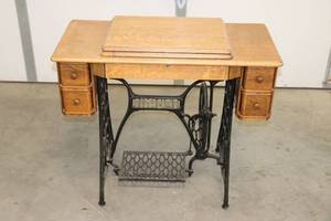 lot 92 image: Singer Sewing Machine