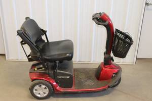 lot 94 image: Victorio Pride 3wheel Mobility Scooter.