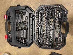 lot 33 image: Husky Mechanics Tool Set (194-Piece)  Customer Returns See Pictures