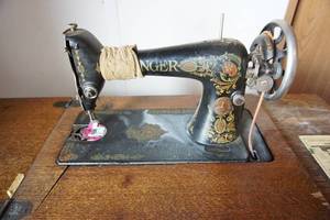 Antique Singer Sewing Machine in Original Cabinet