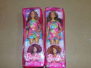 lot 10 image: 2 Pack Barbie Fashionistas Doll #201 with Athletic Body, Curly Brunette Hair, Graffiti-Print Dress & Accessories 194735094332