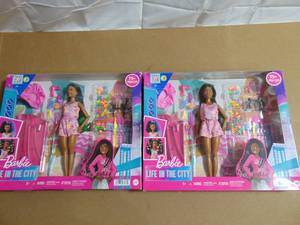 lot 22 image: 2 Pack Barbie Brooklyn Roberts Hair Playset 194735071814