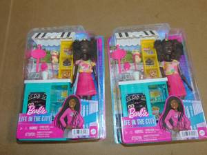 lot 104 image: 2 Pack Barbie Life In The City Caf Playset 194735060153