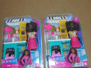 lot 179 image: 2 Pack Barbie Life In The City Caf Playset 194735060153