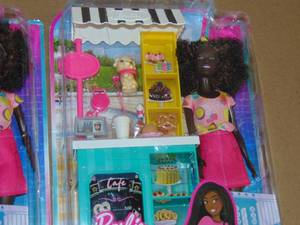 lot 186 image: 2 Pack Barbie Life In The City Caf Playset 194735060153