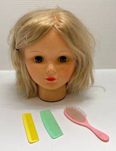 lot 32 image: 1967 Deluxe Topper Inc. Styling Doll Head