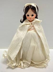 lot 121 image: 1965 Madame Alexander Doll Snow White 13