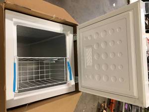 Magic Chef 3.5 cu. ft. Manual Defrost Chest Freezer in White  Customer Returns See Pictures