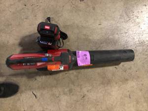 Toro Leaf Blower with 2 Battery and Charger     Customer Returns See Pictures