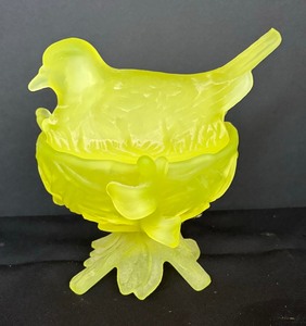 lot 53 image: Vintage Westmoreland Nesting Dove Dish