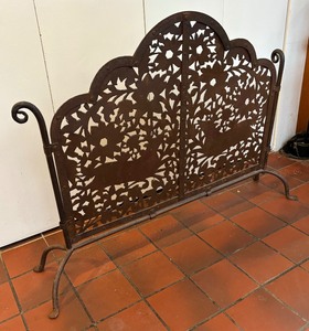 lot 54 image: Vintage Decorative Metal Fireplace Screen