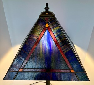 lot 81 image: Stunning Stained Glass Table Lamp