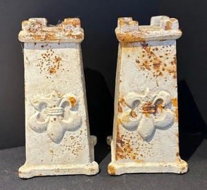 lot 159 image: Petite Cast Iron Pillars