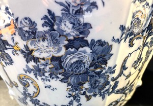lot 163 image: Beautiful Blue and White Vintage Porcelain Bowl