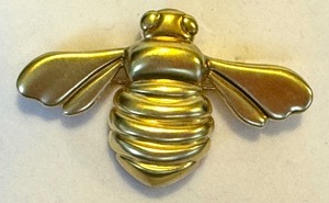 lot 7 image: Gallen Benson Handcrafted 18K Yellow Gold Honey Bee Brooch