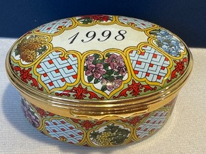 lot 116 image: Halcyon Days Oval A Year to Remember 1998 Enamel Trinket Box