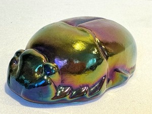 lot 122 image: Artisan Hand Blown Iridescent Scarab Figurine