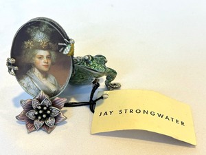 lot 108 image: Jay Strongwater Miniature Enamel Picture Frog and Lily Picture Frame, New with Tag