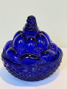 lot 104 image: Vintage Westmoreland Cobalt Blue Hen Laying Eggs on Basket Nest