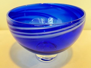 lot 107 image: Thomas Maras Cobalt Blue Swirl Art Glass Footed Bowl