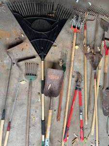 lot 322 image: Long Handled Tools