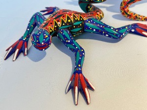 lot 183 image: Pair of Arsenio Morales Oaxaca Mexico Wooden Hand Painted Lizards