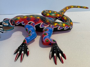 lot 184 image: Pair of Oaxaca Mexico Wooden Hand Painted Lizards