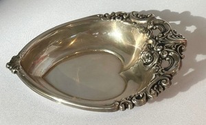 lot 26 image: Vintage Wallace Sterling Silver Heart Shaped Dish