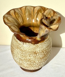 lot 199 image: Unique Artisan Odonata Art Gallery Pottery Vase