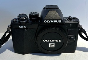 lot 226 image: Olympus E-M10 Mark II Digital Camera with 2 Lenses, Battery and Charger