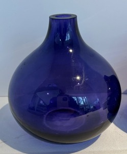 lot 228 image: Two Pretty Purple Glass Vases