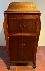lot 295 image: Vintage Victor Victrola with Lower Music Storage