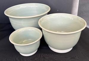 lot 387 image: Large Variety of Pale Green Serving Bowls by Evla