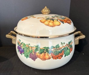 lot 401 image: Lidded Pot, Nesting Bowls and Strainer by Tabletops Unlimited