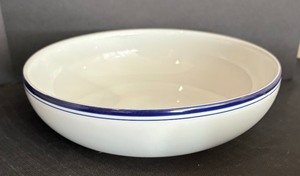 lot 414 image: 8 Dansk White Bowls with a Cobalt Blue Stripe
