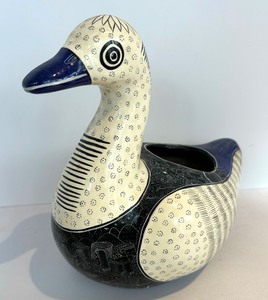 lot 466 image: Mexican Pottery Planter, Plate and Mug