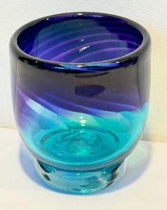 lot 506 image: Beautiful Artisan Hand Blown Glass Vase