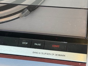 lot 453 image: Bang & Olufsen Turntable
